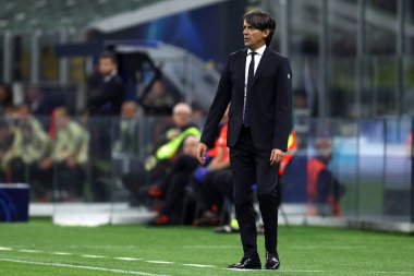 Uefa Şampiyonlar Ligi çeyrek final maçında Fc Internazionale ve Sl Benfica arasında 19 Nisan 2023 tarihinde Milano İtalya 'da oynanan Stadio Giuseppe Meazza takımının teknik direktörü Simone Inzaghi. .