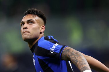 Fc Internazionale takımından Lautaro Martinez 19 Nisan 2023 tarihinde Milano İtalya 'da oynanan Uefa Şampiyonlar Ligi çeyrek final maçında Stadio Giuseppe Meazza' da Fc Internazionale ile Sl Benfica arasında oynanan maçta .