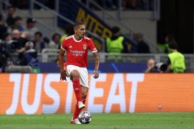 SL Benfica takımından Gilberto Moraes, 19 Nisan 2023 tarihinde Milano İtalya 'da oynanan Uefa Şampiyonlar Ligi çeyrek final maçında Stadio Giuseppe Meazza' da Fc Internazionale ile Sl Benfica arasında oynanan maçta .
