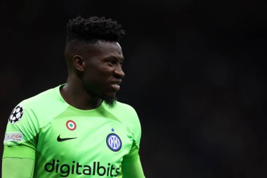 Fc Internazionale takımından Andre Onana, 19 Nisan 2023 tarihinde Milano İtalya 'da oynanan Uefa Şampiyonlar Ligi çeyrek final maçında Fc Internazionale ile Sl Benfica arasında oynanan Stadyum Giuseppe Meazza maçında .