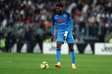23 Nisan 2023 'te İtalya' nın Torino kentinde oynanan Serie A karşılaşmasında Ssc Napoli takımından Andre Zambo Anguissa ile Juventus Fc ve Ssc Napoli arasında oynanan karşılaşma .