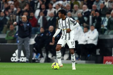 Juventus Fc 'den Juan Cuadrado Serie A karşılaşmasında Juventus Fc ve Ssc Napoli arasında 23 Nisan 2023' te İtalya 'nın Torino kentinde oynanan karşılaşmada .