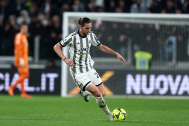 23 Nisan 2023 'te İtalya' nın Torino kentinde oynanan Serie A maçında Juventus Fc ve Ssc Napoli arasında oynanan karşılaşmada Juventus Fc 'ten Adrien Rabiot .