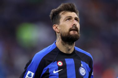 Fc Internazionale takımından Francesco Acerbi Fc Internazionale ve Atalanta Bc arasında 27 Mayıs 2023 'te Milano' da oynanan maçta .