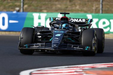 Mercedes AMG Petronas F1 Takımı 'ndan George Russell, 23 Temmuz 2023' te Macaristan 'ın başkenti Mogyorod' da düzenlenen F1 Grand Prix 'inde yolda..
