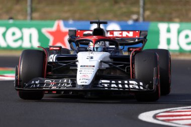 23 Temmuz 2023 'te Macaristan' ın F1 Grand Prix 'si sırasında AlphaTauri' den Daniel Ricciardo yolda..