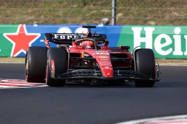 23 Temmuz 2023 'te Macaristan' ın başkenti Mogyorod 'da düzenlenen F1 Grand Prix' sinde Scuderia Ferrari 'den Charles Leclerc yolda..