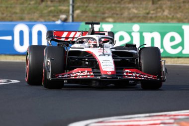 Haas F1 Takımı 'ndan Kevin Magnussen, 23 Temmuz 2023' te Macaristan 'ın F1 Grand Prix' sinde yolda..