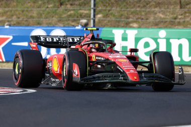 Scuderia Ferrari 'den Carlos Sainz, 23 Temmuz 2023' te Macaristan 'ın F1 Grand Prix' si sırasında yolda..