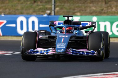 23 Temmuz 2023 'teki Macaristan F1 Grand Prix' sinde Alpine F1 'den Esteban Ocon, Macaristan' ın başkenti Mogyorod 'da.