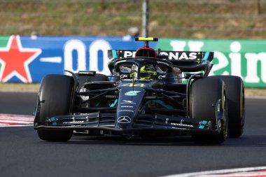 Mercedes AMG Petronas F1 takımından Lewis Hamilton, 23 Temmuz 2023 'te Macaristan' ın başkenti Mogyorod 'da düzenlenen F1 Grand Prix' inde yolda..