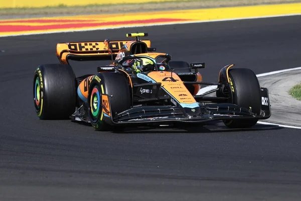 23 Temmuz 2023 'teki Macaristan F1 Grand Prix' sinde McLaren 'lı Lando Norris yolda ilerliyor..
