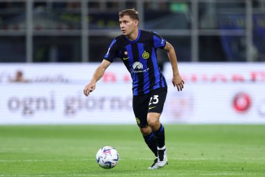 Milano, İtalya. 19 Agusut 2023 . Fc Internazionale 'den Nicolo Barella Fc Internazionale ve Ac Monza arasındaki A serisi futbol maçı sırasında.