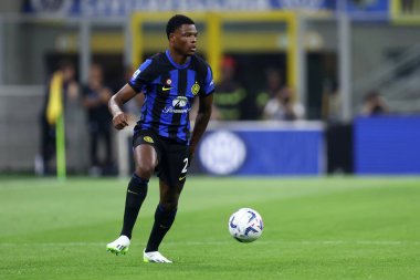 Milano, İtalya. 19 Agusut 2023 . Fc Internazionale ile Ac Monza arasındaki Serie A futbol maçı sırasında Fc Internazionale 'den Denzel Dumfries.