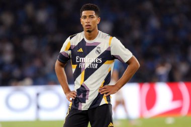 Real Madrid Cf 'den Jude Bellingham, Uefa Şampiyonlar Ligi Beetween Ssc Napoli ve Real Madrid CF maçlarından önce 3 Ekim 2023' te Napoli, İtalya 'da Stadio Maradona' da ısındı. .