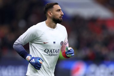 Uefa Şampiyonlar Ligi karşılaşmasında Paris Saint-Germain Fc takımından Gianluigi Donnarumma ile Ac Milan ve Paris Saint-Germain arasında oynanan karşılaşma sırasında.