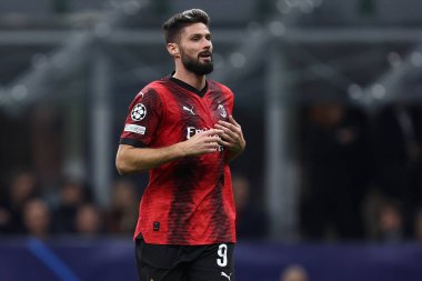 Ac Milan 'dan Olivier Giroud Uefa Şampiyonlar Ligi karşılaşmasında Ac Milan ve Paris Saint-Germain arasında.