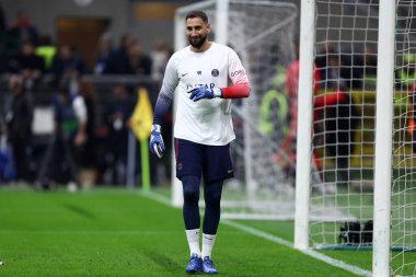 Uefa Şampiyonlar Ligi karşılaşmasında Paris Saint-Germain Fc takımından Gianluigi Donnarumma ile Ac Milan ve Paris Saint-Germain arasında oynanan karşılaşma sırasında.
