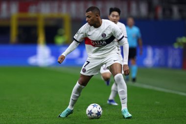 Uefa Şampiyonlar Ligi karşılaşmasında Paris Saint-Germain Fc takımından Kylian Mbappe ile Ac Milan ve Paris Saint-Germain arasında oynanan karşılaşma.