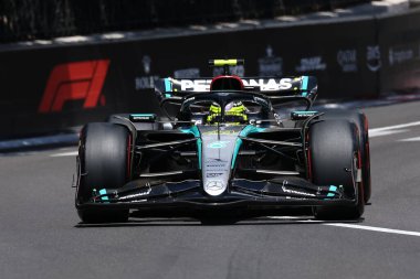 Monako - 26 Mayıs 2024 - Mercedes AMG Petronas F1 takımından Lewis Hamilton Monako Formula 1 Grand Prix sırasında - 