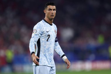 Portekizli Cristiano Ronaldo, Gürcistan ile Portekiz arasında 26 Haziran 2024 tarihinde Gelsenkirchen, Almanya 'da oynanan Uefa Euro 2024 F Grubu maçına bakıyor. .