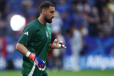 İtalya 'dan Gianluigi Donnarumma, 20 Haziran 2024 tarihinde Almanya' nın Gelsenkirchen kentinde oynanan İspanya ile İtalya arasındaki Uefa Euro 2024 B Grubu karşılaşması öncesinde ısınma turunda .