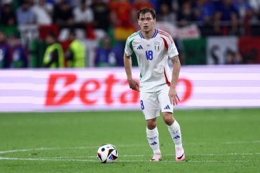 İtalyan Nicolo Barella, İspanya ile İtalya arasında 20 Haziran 2024 'te Gelsenkirchen, Almanya' da oynanan Uefa Euro 2024 B Grubu karşılaşmasında eylem halindedir. .
