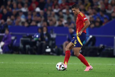 İspanya 'dan Rodri Hernandez, 20 Haziran 2024 tarihinde Almanya' nın Gelsenkirchen kentinde oynanan İspanya ile İtalya arasında oynanan Uefa Euro 2024 B Grubu karşılaşmasında .