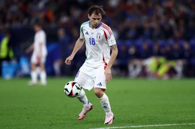 İtalyan Nicolo Barella, İspanya ile İtalya arasında 20 Haziran 2024 'te Gelsenkirchen, Almanya' da oynanan Uefa Euro 2024 B Grubu karşılaşmasında eylem halindedir. .
