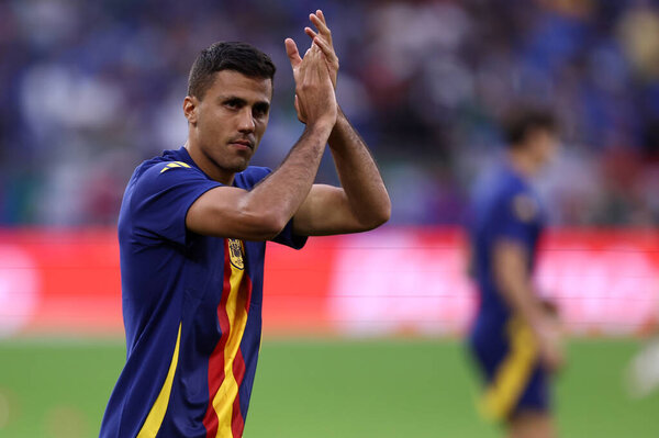 Родри Эрнандес из Испании во время разминки перед матчем группы B между Испанией и Италией на арене AufSchalke 20 июня 2024 года в Гельзенкирхене, Германия .