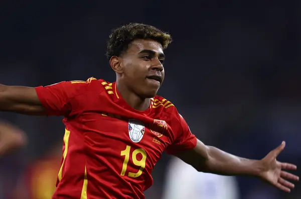 İspanya 'dan Lamine Yamal, 20 Haziran 2024 tarihinde Gelsenkirchen, Almanya' da oynanan İspanya ile İtalya arasında oynanan Uefa Euro 2024 B Grubu karşılaşmasında jestler yaptı. .