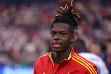 Münih, Almanya. 9 Temmuz 2024. İspanya 'dan Nico Williams, İspanya ile Fransa arasındaki Uefa Euro 2024 maçına bakıyor .