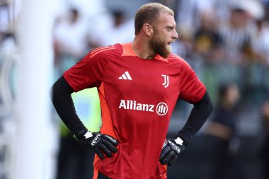 Juventus Fc 'ten Michele Di Gregorio, Juventus Fc ve Juventus Next Gen arasındaki dostluk karşılaşması öncesinde 06 Ağustos 2024' te İtalya 'nın Torino kentinde Allianz Stadyumu' nda oynanan karşılaşmada ısındı. .