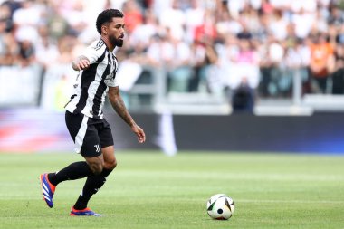 Juventus Fc 'ten Douglas Luiz, Juventus Fc ve Juventus Next Gen arasında oynanan dostluk maçı sırasında 06 Ağustos 2024' te İtalya 'nın Torino kentindeki Allianz Stadyumu' nda maç yapıyor. .
