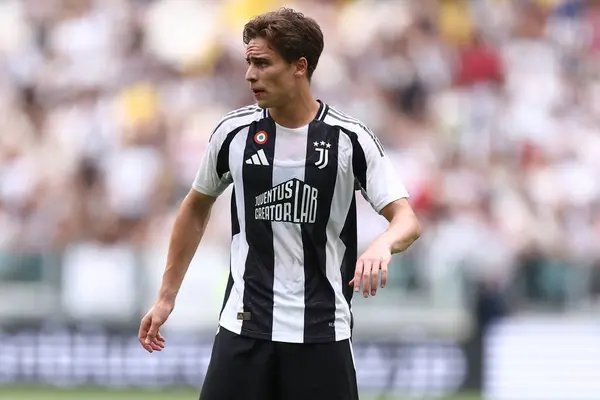 Juventus Fc 'ten Kenan Yıldız, Juventus Fc ve Juventus Next Gen arasında oynanan dostluk karşılaşmasında, 06 Ağustos 2024 tarihinde İtalya' nın Torino kentinde oynanan Allianz Stadyumu 'nda seyrediyor. .