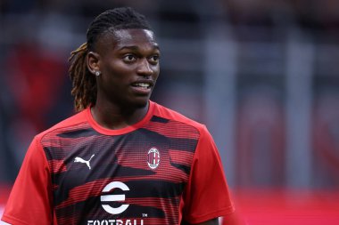 Ac Milan 'dan Rafael Leao 17 Ağustos 2024' te İtalya 'nın Milano kentinde oynanan Stadyum Giuseppe Meazza' da oynanan Ac Milan ve Torino Fc arasındaki maçtan önce ısınma turunda .