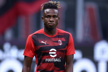 Ac Milan 'dan Samuel Chukwueze 17 Ağustos 2024' te İtalya 'nın Milano kentinde oynanan Stadyum Giuseppe Meazza' da oynanan Ac Milan ve Torino Fc arasındaki maç öncesi ısınma turunda .