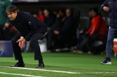Fc Internazionale 'nin baş antrenörü Simone Inzaghi, 8 Nisan 2025 tarihinde Almanya' nın Munchen kentinde oynanan UEFA Şampiyonlar Ligi 2024 / 25 çeyrek final karşılaşmasında Fc Bayern Munchen ile FC Internazionale arasında seyrediyor. .