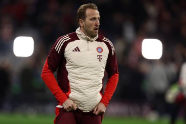 FC Bayern Munchen takımından Harry Kane, UEFA Şampiyonlar Ligi 2024 / 25 çeyrek final karşılaşmasından önce 8 Nisan 2025 'te Almanya' nın Munchen kentinde Allianz Arena 'da Fc Bayern Munchen ve FC Internazionale arasında oynanan karşılaşmada ısındı. .