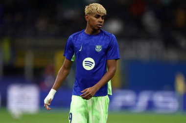 Fc Barcelona takımından Lamine Yamal, UEFA Şampiyonlar Ligi 2024 / 25 yarı final karşılaşmasından önce 6 Mayıs 2025 tarihinde İtalya 'nın Milano kentinde Stadio Giuseppe Meazza' da FC Internazionale ve Fc Barcelona arasında oynanan maçta ısındı. .