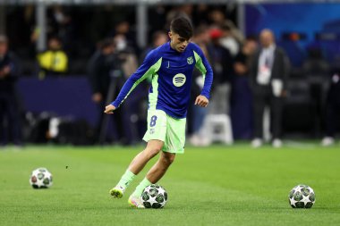 Fc Barselona takımından Pedri Gonzalez, 6 Mayıs 2025 tarihinde İtalya 'nın Milano kentinde oynanan UEFA Şampiyonlar Ligi 2024 / 25 yarı final ikinci ayak karşılaşmasında FC Internazionale ve Fc Barcelona arasında oynanan Stadio Giuseppe Meazza (San Siro) karşılaşmasında ısındı. .