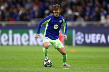 Fc Barcelona 'dan Dani Olmo, UEFA Şampiyonlar Ligi 2024 / 25 yarı final ikinci ayak karşılaşması öncesinde 6 Mayıs 2025 tarihinde İtalya' nın Milano kentinde Stadio Giuseppe Meazza 'da FC Internazionale ve Fc Barcelona arasında oynanan karşılaşmada ısındı. .