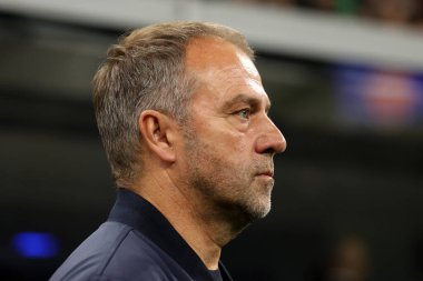 Fc Barcelona 'nın teknik direktörü Hansi Flick, 6 Mayıs 2025 tarihinde İtalya' nın Milano kentinde oynanan UEFA Şampiyonlar Ligi 2024 / 25 yarı final ikinci ayak karşılaşmasında FC Internazionale ve Fc Barcelona arasındaki Stadio Giuseppe Meazza (San Siro) maçını izliyor. .