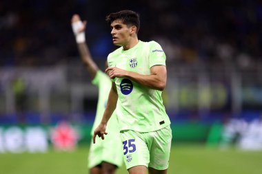 Fc Barcelona 'dan Gerard Martin, 6 Mayıs 2025 tarihinde İtalya' nın Milano kentinde oynanan 2024 / 25 UEFA Şampiyonlar Ligi yarı final maçında FC Internazionale ve Fc Barcelona arasında izlemektedir. .