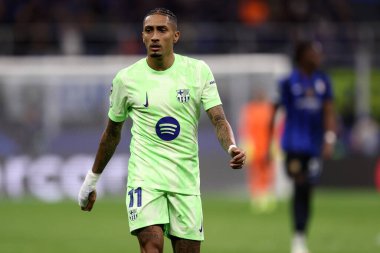 Fc Barcelona 'dan Raphinha Dias, 6 Mayıs 2025 tarihinde İtalya' nın Milano kentinde oynanan UEFA Şampiyonlar Ligi 2024 / 25 yarı final maçında FC Internazionale ve Fc Barcelona arasında oynanan Stadio Giuseppe Meazza maçına bakıyor. .