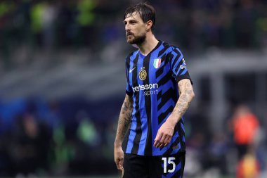 Fc Internazionale takımından Francesco Acerbi, 6 Mayıs 2025 tarihinde İtalya 'nın Milano kentinde oynanan UEFA Şampiyonlar Ligi 2024 / 25 yarı final maçında FC Internazionale ve Fc Barcelona arasında oynanan Stadio Giuseppe Meazza maçına bakıyor. .