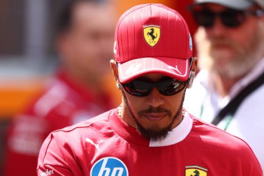 Scuderia Ferrari 'den Lewis Hamilton Macaristan F1 Grand Prix' sinde Paddocl 'da