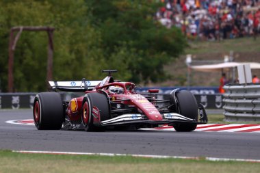 Scuderia Ferrari 'den Charles Leclerc Macaristan' ın F1 Grand Prix 'si sırasında yolda ilerliyor