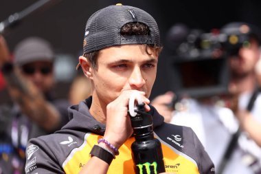 McLaren Formula 1 takımından Lando Norris Macaristan 'ın F1 Grand Prix' si sırasında çayırda