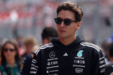 Mercedes-AMG F1 takımından George Russell Macaristan 'ın F1 Grand Prix' sinde çayırda